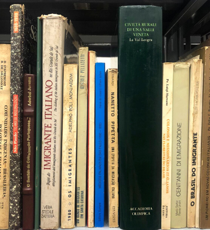 Coleção bibliográfica Estante da biblioteca