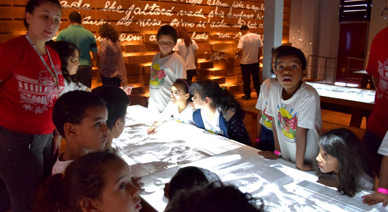 Foto de alunos no programa Público Escolar